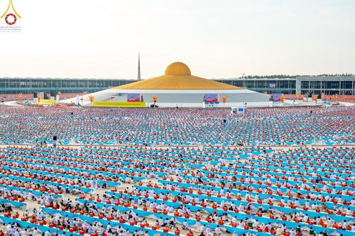 ภาพ No.221643:วันอังคารที่ 22 เมษายน พ.ศ. 2568 ภาพพิธีถวายมหาสังฆทานคณะสงฆ์ 40,000 กว่าวัดทั่วประเทศ เนื่องในวันคุ้มครองโลก ชุดที่ 2 (ปลื้มให้สมการรอคอย) ณ ลานธรรมพระมหาธรรมกายเจดีย์ วัดพระธรรมกาย