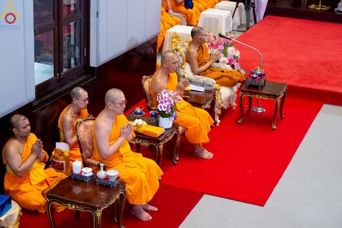 ภาพ No.214854:พิธีต้อนรับสัญญาบัตร พัดยศ พระราชวิเทศวชิรเวที (บัณฑิต วรปญฺโญ) เจ้าอาวาสวัดพระธรรมกายสกอตแลนด์ สหราชอาณาจักร ผู้ช่วยเจ้าอาวาสวัดพระธรรมกาย ณ อุโบสถพระไตรปิฏก วัดพระธรรมกาย