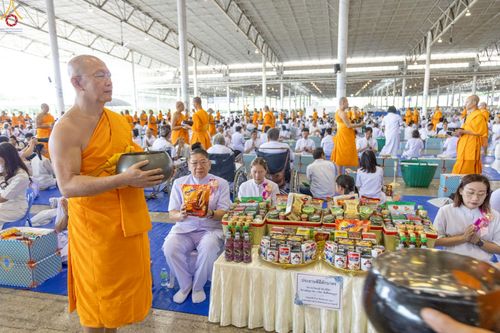 ภาพ No.240481:วันพุธที่ 27 สิงหาคม พ.ศ. 2568 พิธีตักบาตร ในวันธรรมชัย ณ วัดพระธรรมกาย จ.ปทุมธานี