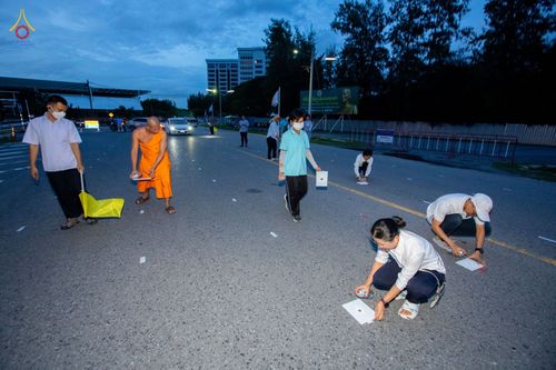 ภาพ No.88775:คณะสงฆ์ เจ้าหน้าที่ และสาธุชน ทุ่มเทแรงกายแรงใจเตรียมงาน เพื่องานวันครูผู้ค้นพบวิชชาธรรมกาย ตั้งแต่วันที่ 20 กันยายน พ.ศ. 2566