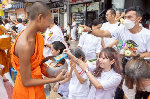 ภาพ No.237142:วันอาทิตย์ที่ 10 สิงหาคม พ.ศ. 2568 มหาสังฆทานครั้งยิ่งใหญ่ ตักบาตรพระ 10,000 รูป ถ.นิพัทธ์อุทิศ 3 ใจกลางนครหาดใหญ่ จ.สงขลา (ชุดที่ 2)