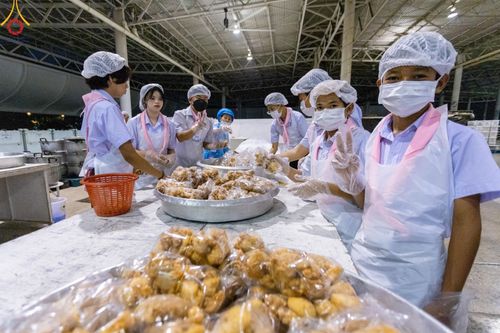 ภาพ No.58902:V.40 ภัตตาหารพระหมื่นวัด เราจัดให้ การปฏิบัติงานของเจ้าหน้าที่และอาสาสมัคร เพื่อรับบุญในการถวายภัตตาหาร แด่คณะสงฆ์ 10,000 กว่าวัดทั่วประเทศ ที่มาร่วมงานวันคุ้มครองโลก จันทร์ที่ 22 เมษายน พ.ศ. 2567 ณ วัดพระธรรมกาย