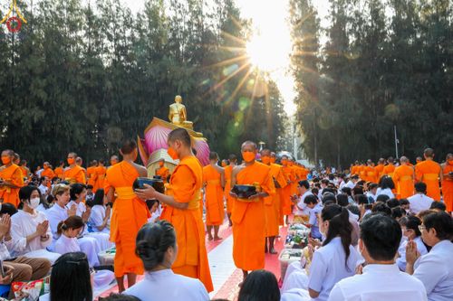 ภาพ No.107459:พิธีตักบาตรพระธรรมยาตราฯ ในโครงการธรรมยาตรากตัญญูบูชา มหาปูชนียาจารย์ พระมงคลเทพมุนี(สด จนฺทสโร) พระผู้ปราบมาร ปีที่ 12 ณ อนุสรณ์สถานมหาวิหารพระมงคลเทพมุนี อ.สองพี่น้อง จ.สุพรรณบุรี วันที่ 7 มกราคม พ.ศ. 2567