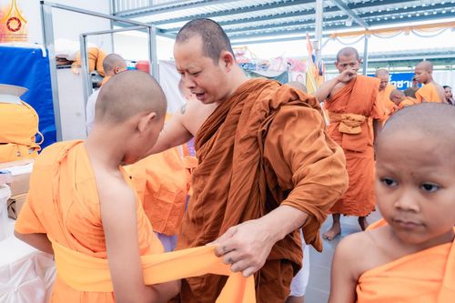 ภาพ No.133526:พิธีขอขมารับผ้าไตร, พิธีบรรพชาสามเณร, สามเณรออกบิณฑบาต ในโครงการบรรพชาสามเณร ฟื้นฟูพระพุทธศาสนาทั่วไทย  ณ ศูนย์ปฏิบัติธรรม และอบรมเยาวชนเมืองยะลา วันที่ 3 เมษายน พ.ศ. 2567