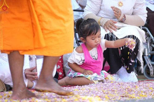ภาพ No.195552:พิธีต้อนรับพระธรรมยาตรา ณ อนุสรณ์สถานลำดับที่ 4 สถานที่เกิดด้วยกายธรรม วัดโบสถ์(บน) ต.บางคูเวียง จ.นนทบุรี ในโครงการธรรมยาตรา กตัญญูบูชา มหาปูชนียาจารย์ พระมงคลเทพมุนี(สด จนฺทสโร) พระผู้ปราบมาร อนุสรณ์สถาน 7 แห่ง ปีที่ 13 วันที่ 15 มกราคม พ.ศ. 2568