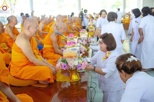 ภาพ No.205765:พิธีสวดพระพุทธมนต์ และถวายภัตตาหารเมนูสวรรค์แด่พระภิกษุ สามเณร วันจันทร์ที่ 3 กุมภาพันธ์ พ.ศ. 2568 ณ หอฉันคุณยายอาจารย์ฯ วัดพระธรรมกาย