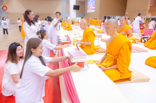 ภาพ No.138884:พิธีถวายกองทุนสนับสนุน การสร้างพระไตรปิฎกฉบับธรรมชัย และอนุรักษ์คัมภีร์ใบลาน น้อมบูชาธรรมหลวงพ่อธัมมชโย 80 ปี ณ ห้องแก้วสารพัดนึก 2 วัดพระธรรมกาย วันเสาร์ที่ 1 มิถุนายน พศ. 2567