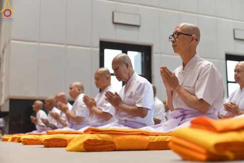 ภาพ No.199753:โครงการอุปสมบทหมู่บูชาธรรม 116 ปี คุณยายอาจารย์มหารัตนอุบาสิกาจันทร์ ขนนกยูง โครงการอุปสมบทหมู่ธรรมทายาท ระดับอุดมศึกษา รุ่นที่ 51 ภาคฤดูหนาว  ณ โบสถ์พระไตรปิฏก วัดพระธรรมกาย จ.ปทุมธานี  วันที่ 11 มกราคม พ.ศ. 2568 โดยมีพระครูปลัดรัตนวีรวัฒน์ เจ้าอาวาสวัด