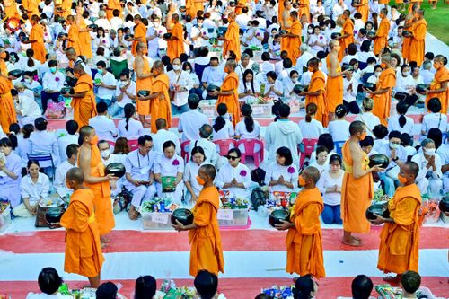 ภาพ No.116123:พิธีตักบาตรพระธรรมยาตรา ณ อนุสรณ์สถานลำดับที่ 4 สถานที่เกิดด้วยกายธรรม วัดโบสถ์(บน) จ.นนทบุรี วันที่ 21 มกราคม พ.ศ. 2567