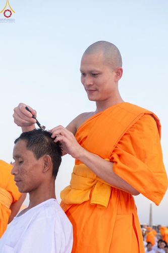 ภาพ No.180079:พิธีปลงผมนาคธรรมทายาท ในโครงการอุปสมบทหมู่ บูชาธรรมมหาปูชนียาจารย์ (ศูนย์อบรมวัดพระธรรมกาย) วันที่ 1 ธันวาคม พ.ศ. 2567 ณ ลานธรรมหารัตนวิหารคด วัดพระธรรมกาย จ.ปทุมธานี