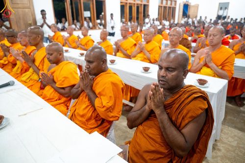 ภาพ No.141130:PhotoStory มหาศรัทธา ธรรมยาตราศรีลังกา EP.6 พิธีจุดวิสาขประทีป 6 วัด ถวายเป็น พุทธบูชา  โครงการสยาม-ลังกา ธรรมยาตรา  ฉลองเทศกาลวิสาขบูชาแห่งชาติ ศรีลังกา  บูชาธรรม 80 ปี หลวงพ่อธัมมชโย วันที่ 16 พฤษภาคม พ.ศ. 2567