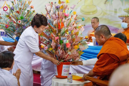 ภาพ No.202229:พิธีเจริญพระพุทธมนต์ ปฏิบัติธรรม มอบทุนการศึกษา ถวายสังฆทาน 108 วัด เพื่อถวายเป็นพุทธบูชา และขับเคลื่อนโครงการหมู่บ้านรักษาศีล 5 โดยคณะสงฆ์จังหวัดนครปฐม คณะศิษยานุศิษย์วัดพระธรรมกาย โครงการธรรมยาตรา ปีที่ 13 ณ วัดบางปลา อำเภอบางเลน จังหวัดนครปฐม