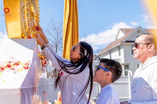 ภาพ No.62461:คณะศิษยานุศิษย์รวมใจสถาปนาและสมโภช ธรรมจักร เพื่ออัญเชิญประดิษฐาน ณ ยอดอุโบสถ 80 ปี หลวงพ่อธัมมชโย วัดพระธรรมกายนิวเจอร์ซี ประเทศสหรัฐอเมริกา  วันอาทิตย์ที่ 7 เมษายน พ.ศ. 2567