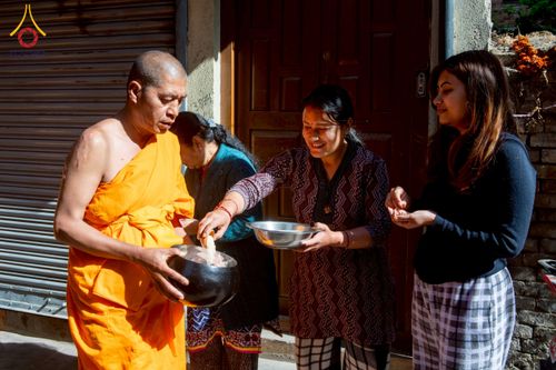 ภาพ No.213192:วันที่ 17 - 18 มีนาคม พ.ศ. 2568 คณะสงฆ์และสามเณรเดินบิณฑบาต รอบเมืองในพื้นที่ วัดสยมภูวนาถและราชวังปาตัน ณ เมืองกาฐมาณฑุ ประเทศเนปาล