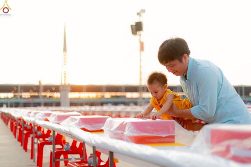 ภาพ No.225139:วันที่ 20 - 27 เมษายน พ.ศ. 2568 "ภาพแห่งความปลื้มที่ไม่มีวันจบ" คณะสงฆ์สามเณร เจ้าหน้าที่ และสาธุชน ร่วมแรงร่วมใจกันเตรียมงานและเก็บงาน เพื่อวันคุ้มครองโลก พิธีถวายมหาสังฆทานคณะสงฆ์ 40,000 กว่าวัดทั่วประเทศ