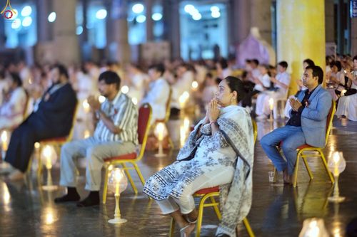 ภาพ No.224045:วันวิสาขบูชา วันอาทิตย์ที่ 11 พฤษภาคม พ.ศ. 2568 พิธีจุดวิสาขประทีป ,  พิธีเวียนประทักษิณรอบพระมหาธรรมกายเจดีย์ , พิธีฉลองชัยสวดมนต์บทธัมมจักกัปปวัตตนสูตร ครบ 7,357,000,000 จบ ณ มหารัตนวิหารคด วัดพระธรรมกาย