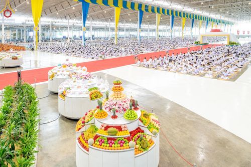 ภาพ No.143477:พิธีตักบาตร ข้าวสารอาหารแห้ง ณ บ้านแก้วเรือนทองคุณยายฯ และ พิธีบูชาข้าวพระ  ณ สภาธรรมกายสากล วัดพระธรรมกาย วันอาทิตย์ที่ 7 กรกฎาคม พ.ศ. 2567