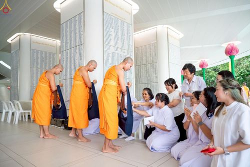 ภาพ No.227783:วันเสาร์ที่ 31 พฤษภาคม พ.ศ.2568 พิธีถวายผ้าไตรแด่สามเณรผู้เข้ารับการอุปสมบท , พิธีอุปสมบทสามเณรเตรียม DCI วัดพระธรรมกาย จ.ปทุมธานี