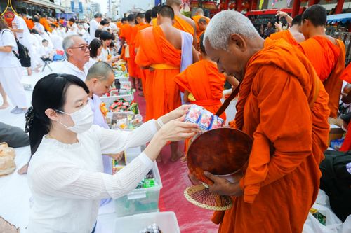 ภาพ No.85981:ตักบาตรพระนานาชาติ 10,000 รูป ใจกลางนครหาดใหญ่ จ.สงขลา วันอาทิตย์ที่ 20 สิงหาคม พ.ศ. 2566