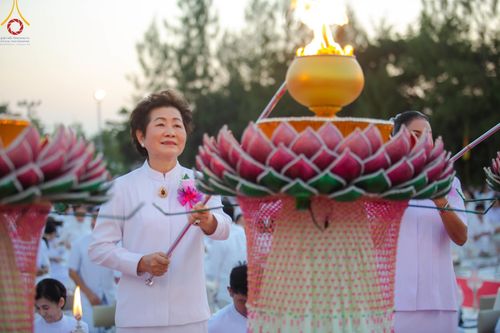 ภาพ No.192727:พิธีจุดประทีปถวายเป็นพุทธบูชา และบูชาธรรมมหาปูชนียาจารย์ ณ อนุสรณ์สถานคลองบางนางแท่น อ.สามพราน จ.นครปฐม ในโครงการธรรมยาตรา กตัญญูบูชา มหาปูชนียาจารย์ พระมงคลเทพมุนี(สด จนฺทสโร) พระผู้ปราบมาร อนุสรณ์สถาน 7 แห่ง ปีที่ 13 วันที่ 10 มกราคม พ.ศ. 2568
