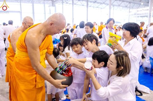 ภาพ No.207316:พิธีตักบาตร และปฏิบัติธรรมช่วงสาย ในวันมาฆบูชา วันพุธที่ 12 กุมภาพันธ์ พ.ศ. 2568 ณ วัดพระธรรมกาย จังหวัดปทุมธานี