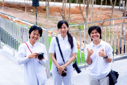 ภาพ No.239841:วันที่ 16-17 สิงหาคม พ.ศ. 2568 การปฏิบัติหน้าที่ของเจ้าหน้าที่ทุกสถานะ เพื่องานพิธีอัญเชิญรูปเหมือนพระมงคลเทพมุนี (สด จันทสโร) และพิธีกดปุ่มอัญเชิญรูปเหมือน พระมงคลเทพมุนี (สด จันทสโร) ณ มหาวิหารแก้วพระมงคลเทพมุนี ศูนย์ปฏิบัติธรรมแก้วเมืองเลย จ.เลย