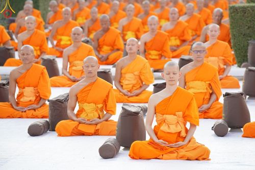 ภาพ No.187008:พระธรรมยาตราปฏิบัติธรรม และถ่ายภาพหมู่ประวัติศาสตร์ ปีที่ 13 ณ ลานทิศตะวันออก มหาวิหารพระมงคลเทพมุนี วัดพระธรรมกาย จ.ปทุมธานี วันเสาร์ที่ 28 ธันวาคม พ.ศ. 2567