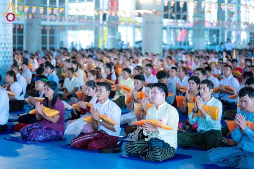 ภาพ No.143759:พิธีถวายผ้าไตร, สวดธรรมจักร, ปฏิบัติธรรม และฟังแสดงพระธรรมเทศนา ภาษาเมียนมา โดยมีสาธุชนชาวเมียนมากว่า 4,000 คน เข้าร่วมพิธี ณ มหารัตนวิหารคด วัดพระธรรมกาย วันอาทิตย์ที่ 7 กรกฎาคม พ.ศ. 2567