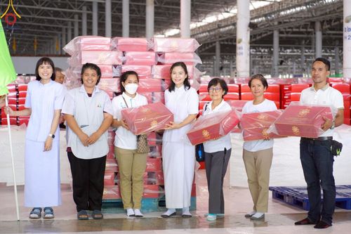 ภาพ No.214416:วันที่ 29 มีนาคม พ.ศ.2568 กิจกรรมใส่ถุงซิปกล่องไทยธรรม เพื่อรักษาความประณีตของกล่องไทยธรรม ในทุกสภาพอากาศ ณ บ้านแก้วเรือนทองคุณยาย วัดพระธรรมกาย