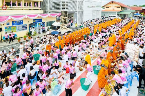 ภาพ No.150884:พิธีเจริญพระพุทธมนต์ และทำบุญตักบาตรแด่คณะสงฆ์ จำนวน 121 รูป เนื่องในโอกาสฉลองครบรอบ 120 ปี อำเภอคลองหลวง จังหวัดปทุมธานี เพื่อถวายเป็นพุทธบูชา ช่วยเหลือผู้ประสบความเดือดร้อนจากอุทกภัย และคณะสงฆ์ 323 วัด 4 จังหวัดชายแดนภาคใต้ วันเสาร์ที่ 31 สิงหาคม พ.ศ. 