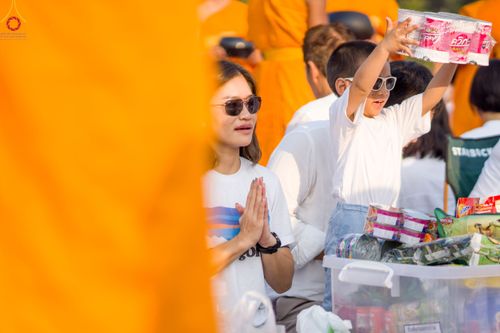 ภาพ No.110327:พิธีตักบาตรพระธรรมยาตราฯ ในโครงการธรรมยาตรากตัญญูบูชา มหาปูชนียาจารย์ พระมงคลเทพมุนี(สด จนฺทสโร) พระผู้ปราบมาร ปีที่ 12 ณ อนุสรณ์สถานลำดับที่ 2 สถานที่ตั้งมโนปณิธานบวชตลอดชีวิต อนุสรณ์สถานบางนางแท่น จ.นครปฐม วันที่ 11 มกราคม พ.ศ. 2567