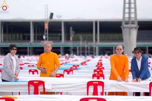 ภาพ No.218539:วันที่ 15 - 18 เมษายน พ.ศ. 2568 การเตรียมภาชนะสำหรับถวายภัตตาหาร , การจัดโต๊ะเก้าอี้ในลานธรรม , การแพ็คพัสดุงานต้อนรับ เพื่องานวันคุ้มครองโลก 22 เมษายน พ.ศ.2568 วัดพระธรรมกาย