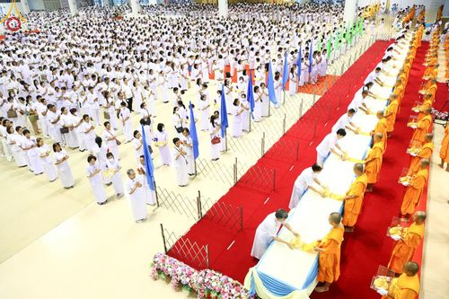 ภาพ No.159560:สัมมนาพิเศษและพิธีมอบองค์พระธรรมกาย 2,000 องค์ ณ ห้องแก้วสารพัดนึก 1 วัดพระธรรมกาย วันอาทิตย์ต้นเดือนที่ 6 ตุลาคม พ.ศ. 2567