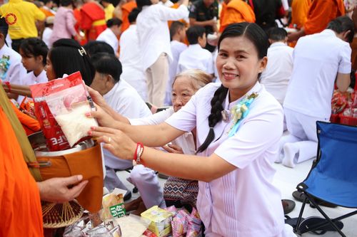 ภาพ No.146324:ตักบาตรพระ 1,384 รูป ทำบุญเมืองฝางครบรอบ 1,383 ปี ถวายเป็นพระราชกุศลแด่พระบาทสมเด็จพระเจ้าอยู่หัว เนื่องในโอกาสพระราชพิธีมหามงคล เฉลิมพระชนมพรรษา 6 รอบ 72 พรรษา วันเสาร์ที่ 27 กรกฎาคม พ.ศ.2567  ณ ถนนหน้าที่ว่าการอำเภอฝาง จ.เชียงใหม่