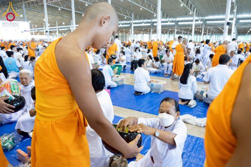 ภาพ No.223424:วันวิสาขบูชา วันอาทิตย์ที่ 11 พฤษภาคม พ.ศ. 2568 พิธีตักบาตร และปฎิบัติธรรม ณ สภาธรรมกายสากล วัดพระธรรมกาย