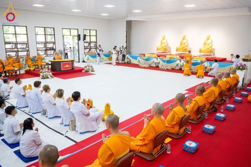 ภาพ No.160884:พิธีเจริญพระพุทธมนต์ และปิดแผ่นทองรูปเหมือน พระเดชพระคุณพระมงคลเทพมุนี (สด จนฺทสโร) พระผู้ปราบมาร จำนวน 3 องค์ วันเสาร์ที่ 5 ตุลาคม พ.ศ. 2567 ณ อาคารปลูกศรัทธา 2 (ชานชลาเดิม) วัดพระธรรมกาย อ.คลองหลวง จ.ปทุมธานี