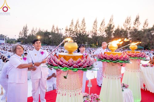 ภาพ No.109657:พิธีจุดประทีปถวายเป็นพุทธบูชา และบูชาธรรมมหาปูชนียาจารย์ วันที่ 10 มกราคม พ.ศ. 2567 ณ อนุสรณ์สถานคลองบางนางแท่น อ.สามพราน จ.นครปฐม