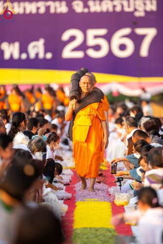 ภาพ No.107944:พิธีต้อนรับพระธรรมยาตรา ในโครงการธรรมยาตรากตัญญูบูชา มหาปูชนียาจารย์ พระมงคลเทพมุนี(สด จนฺทสโร) พระผู้ปราบมาร อนุสรณ์สถาน 7 แห่ง ปีที่ 12 วันที่ 7 มกราคม พ.ศ. 2567 ณ อนุสรณ์สถานคลองบางนางแท่น  อ.สามพราน จ.นครปฐม