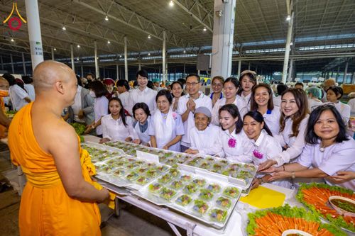 ภาพ No.204371:พิธีถวายภัตตาหารเป็นสังฆทาน แด่พระธรรมยาตรา ณ วัดพระธรรมกาย ตำบลคลองสาม อำเภอคลองหลวง จังหวัดปทุมธานี ในโครงการธรรมยาตรา กตัญญูบูชา มหาปูชนียาจารย์ พระมงคลเทพมุนี(สด จนฺทสโร) พระผู้ปราบมาร อนุสรณ์สถาน 7 แห่ง ปีที่ 13 วันที่ 31 มกราคม พ.ศ. 2568