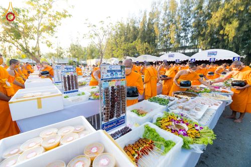 ภาพ No.292722:วันที่ 12 มกราคม พ.ศ. 2569 พิธีถวายภัตตาหารเป็นสังฆทาน แด่พระธรรมยาตรา ณ อนุสรณ์สถานมหาวิหารพระมงคลเทพมุนี (โลตัสแลนด์) อ.สองพี่น้อง จ.สุพรรณบุรี ในโครงการธรรมยาตรา กตัญญูบูชา มหาปูชนียาจารย์ พระมงคลเทพมุนี(สด จนฺทสโร) พระผู้ปราบมาร อนุสรณ์สถาน 7 แห่ง ปี