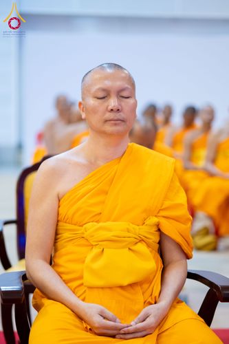 ภาพ No.284919:วันอาทิตย์ที่ 14 ธันวาคม พ.ศ.2568  พิธีปฏิบัติธรรม พิธีถวายภัตตาหารเป็นสังฆทาน พิธีมอบต้นสมบัติจักรพรรดิ ถวายแด่เจ้าอาวาสและประธานสงฆ์ 236 ศูนย์ส่งเสริมศีลธรรมทั่วโลก ณ สภาธรรมกายสากล วัดพระธรรมกาย