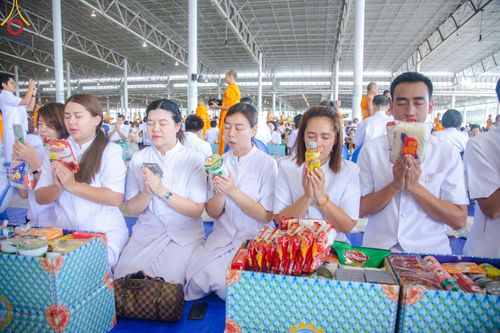 ภาพ No.149921:พิธีตักบาตร , พิธีปฎิบัติธรรม , พิธีถวายภัตตาหารเมนูสวรรค์ ในพรรษาแห่งการเข้าถึงธรรม วันธรรมชัย วันอังคารที่ 27 สิงหาคม พ.ศ.2567 ณ สภาธรรมกายสากล วัดพระธรรมกาย