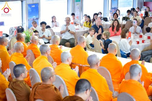 ภาพ No.224861:วันเสาร์ ที่ 10 พฤษภาคม พ.ศ. 2568 วัดพระธรรมกายฮ่องกง จัดพิธีปล่อยปลา บนเรือใหญ่บนอ่าวฮ่องกง และจัดพิธีถวายมหาสังฆทานกลางทะเล ประจำปี 2568 เนื่องในสัปดาห์วิสาขบูชาโลก