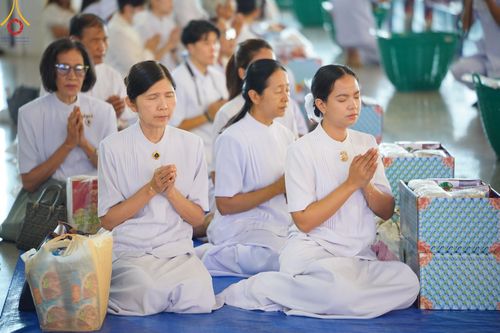 ภาพ No.167509:พิธีตักบาตรและพิธีบูชาข้าวพระ ในวันอาทิตย์ที่ 3 พฤศจิกายน พ.ศ. 2567 ณ วัดพระธรรมกาย