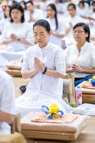 ภาพ No.180830:พิธีถวายภัตตาหารเมนูสวรรค์ และพิธีถวายอุปกรณ์กันหนาว แด่คณะพระภิกษุสามเณรวัดพระธรรมกาย วันอาทิตย์ที่ 8 ธันวาคม พ.ศ.2567 ณ สภาธรรมกายสากล วัดพระธรรมกาย