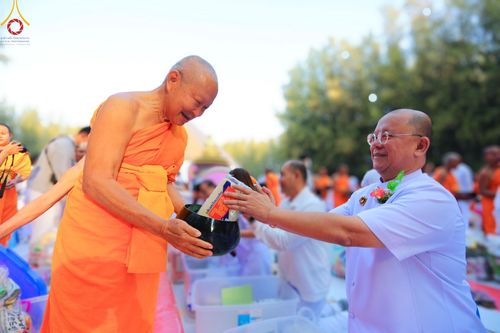 ภาพ No.190238:พิธีตักบาตรพระธรรมยาตรา ณ อนุสรณ์สถานลำดับที่ 1 สถานที่เกิดด้วยรูปกายเนื้อ อนุสรณ์สถานมหาวิหารพระมงคลเทพมุนี (โลตัสแลนด์) อ.สองพี่น้อง จ.สุพรรณบุรี ในโครงการธรรมยาตรา กตัญญูบูชา มหาปูชนียาจารย์ พระมงคลเทพมุนี(สด จนฺทสโร) พระผู้ปราบมาร อนุสรณ์สถาน 7 แห่ง 