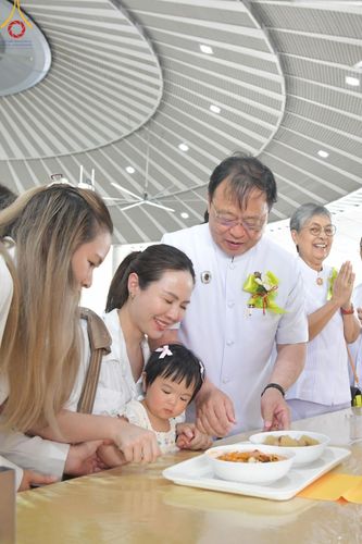 ภาพ No.147766:พิธีถวายภัตตาหารเมนูสวรรค์ ในพรรษาแห่งการเข้าถึงธรรม วันเสาร์ที่ 10 สิงหาคม พ.ศ. 2567 ณ หอฉันคุณยายอาจารย์ฯ วัดพระธรรมกาย