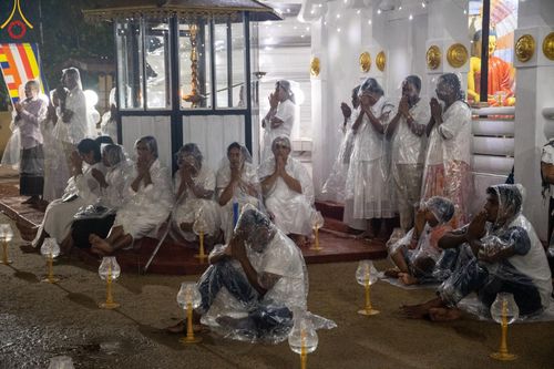 ภาพ No.141929:PhotoStory มหาศรัทธา ธรรมยาตราศรีลังกา EP.7 พิธีจุดวิสาขประทีป 6 วัด ถวายเป็น พุทธบูชา  โครงการสยาม-ลังกา ธรรมยาตรา  ฉลองเทศกาลวิสาขบูชาแห่งชาติ ศรีลังกา วันที่ 16 เดือนมิถุนายน พ.ศ. 2567