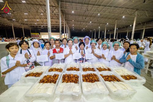 ภาพ No.204306:พิธีถวายภัตตาหารเป็นสังฆทาน แด่พระธรรมยาตรา ณ วัดพระธรรมกาย ตำบลคลองสาม อำเภอคลองหลวง จังหวัดปทุมธานี ในโครงการธรรมยาตรา กตัญญูบูชา มหาปูชนียาจารย์ พระมงคลเทพมุนี(สด จนฺทสโร) พระผู้ปราบมาร อนุสรณ์สถาน 7 แห่ง ปีที่ 13 วันที่ 31 มกราคม พ.ศ. 2568