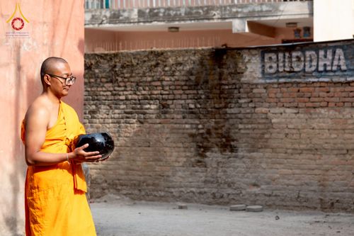 ภาพ No.213127:วันที่ 17 - 18 มีนาคม พ.ศ. 2568 คณะสงฆ์และสามเณรเดินบิณฑบาต รอบเมืองในพื้นที่ วัดสยมภูวนาถและราชวังปาตัน ณ เมืองกาฐมาณฑุ ประเทศเนปาล